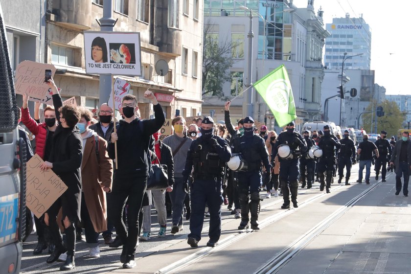 Czarny protest w Łodzi przed PiS i katedrą