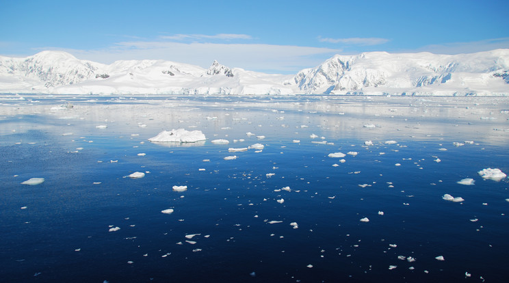 A legfrissebb műholdfelvételek szerint a közel egymilliárd tonnás jéghegy elkezdett sodródni az Antarktiszi-félsziget északi csücske mellett / Fotó: Northfoto