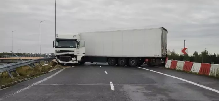 Droga S8 i autostrada A1 zablokowane. Na obu trasach doszło do wypadków z udziałem ciężarówek