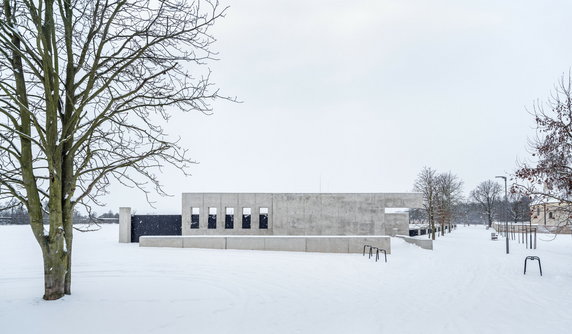 Cmentarz jak ogród. Jego przestrzeń integruje się z otaczającą go naturą