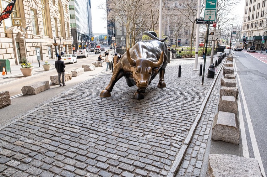 Čuvena statua bika obično je okružena turistima