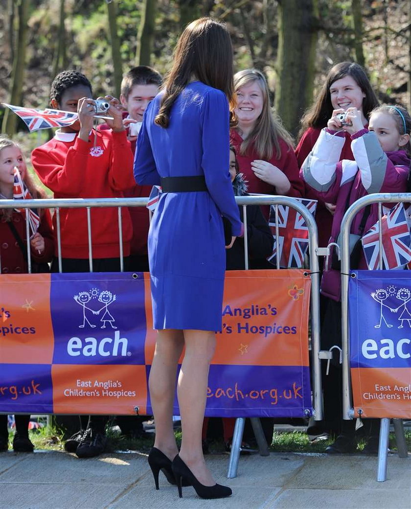 Księża Kate w sukience mamy