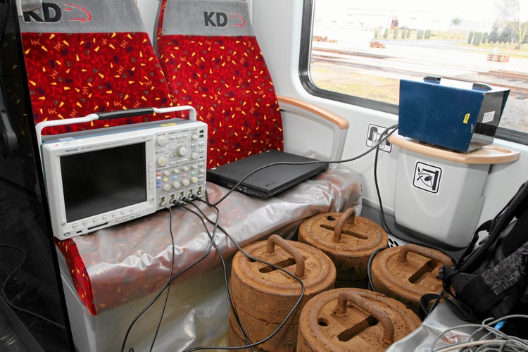 Pociągi 31WE powstały na zamówienie Kolei Dolnośląskich – dostawa pięciu składów ma nastąpić w 2013 roku. Koszt zamówienia sięga 100 mln złotych. Na zdjęciu: pociąg Newag 31WE na testach w Instytucie Kolejnictwa w ośrodku eksploatacji toru doświadczalnego w Bychowie.