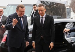 Héjj: Szef węgierskiej dyplomacji jak "orędownik pokoju" w Mińsku. Kreacja udana przeciętnie [OPINIA]