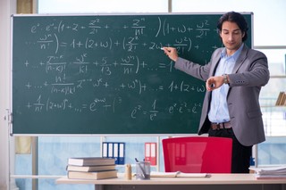 Nauczyciele bez dodatku uzupełniającego? Tak może się skończyć wprowadzenie corocznej waloryzacji pensji w szkołach