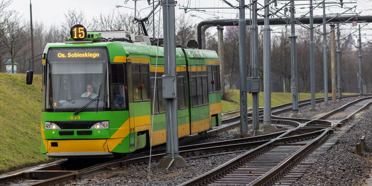 Dzięki szybkiemu tramwajowi łatwo przemieścić się z Piątkowa do centrum. Z tej opcji korzysta wiele osób.