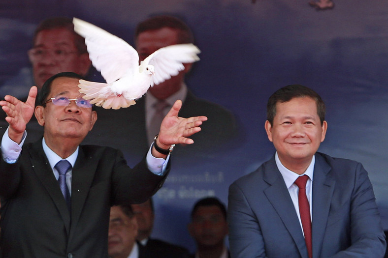 Były dyktator Kambodży Hun Sen ze swoim synem, premierem Hunem Manetem