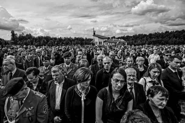 I nagroda w kategorii LUDZIE  Lubliniec. Pogrzeb polskiego komandosa JWK Lubliniec chor. Mirosława Łuckiego, który zginął w Afganistanie od wybuchu miny pułapki w nocy z 23 na 24 sierpnia 2013 roku. To pierwszy zabity komandos z prestiżowej polskiej forma