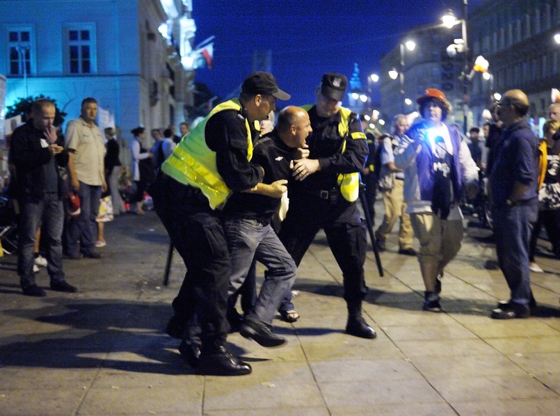 Usunęli obrońców krzyża