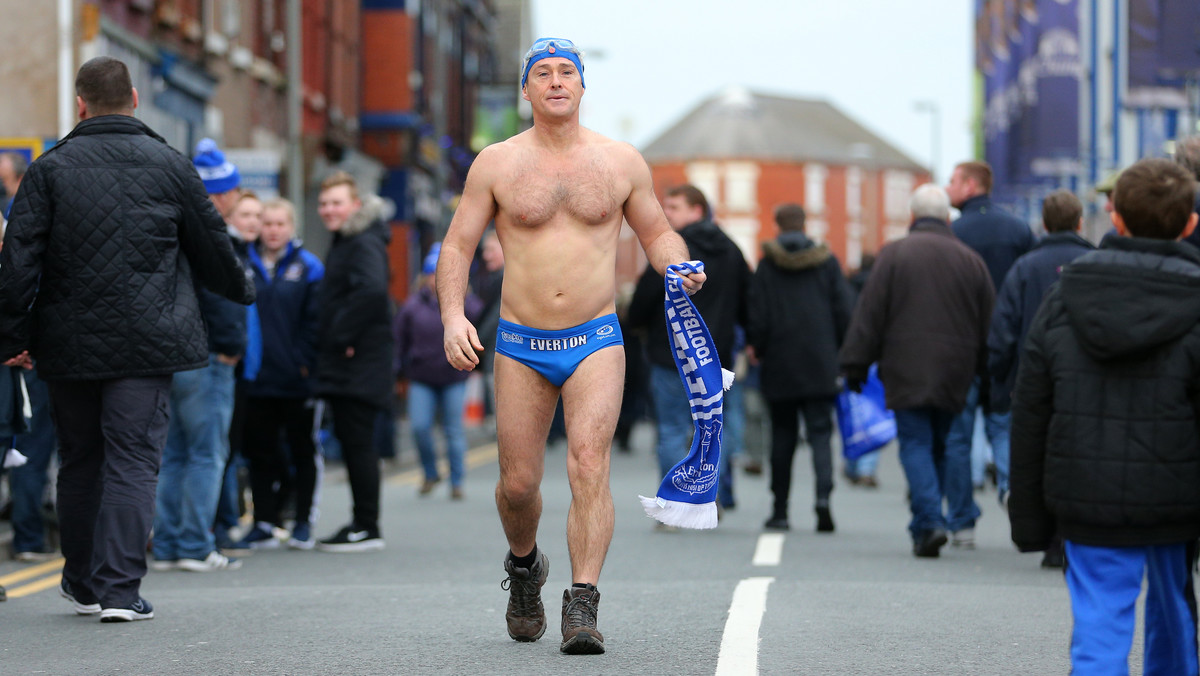 Michael Cullen, kibic Evertonu, podjął nietypowe wyzwanie. Znany jako "Speedo Mick" postanowił przejść 200 mil w dziesięć dni z Liverpoolu na Wembley i to w samych kąpielówkach... Kibic chciał w ten sposób zachęcić do finansowego wsparcia organizacji charytatywnej dla osób chorych na raka.