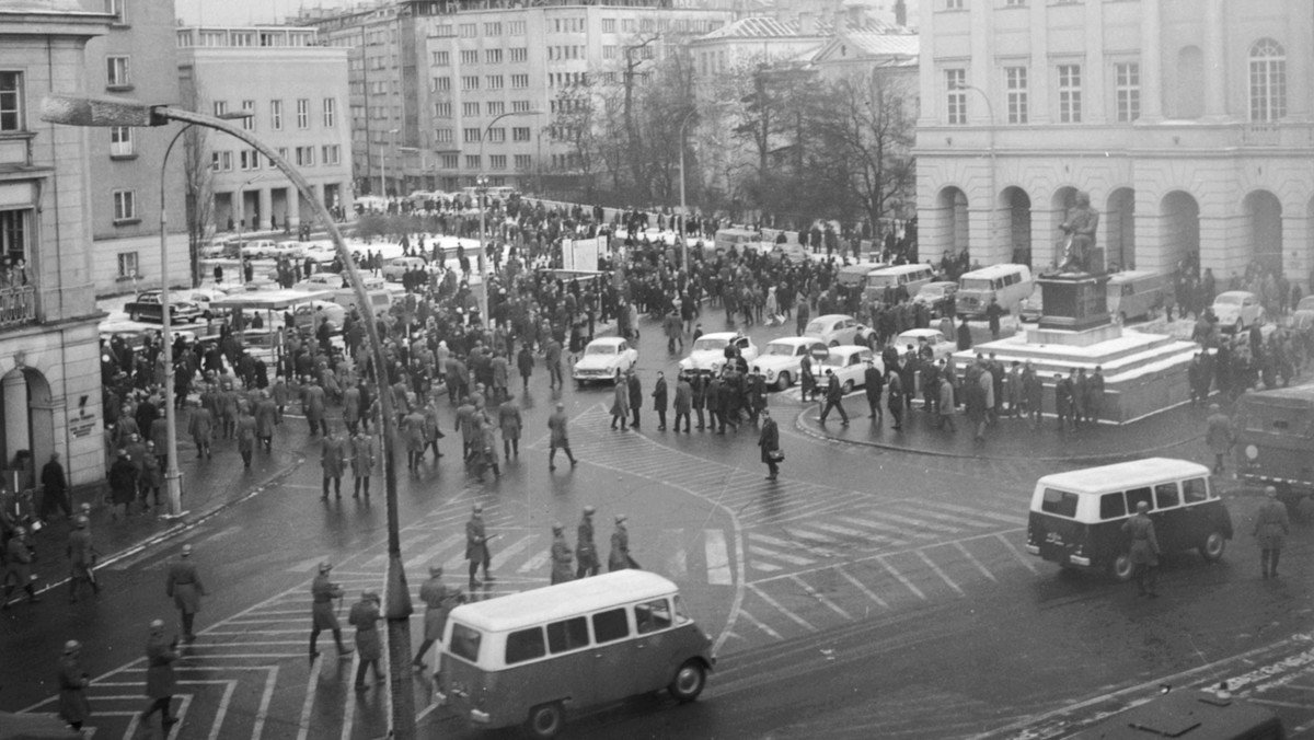Strajki z marca 1968 roku były przykładem dla wszystkich Polaków w walce o wolność słowa, a upór, z jakim działali protestujący, "posłużył kolejnym pokoleniom za wzór walki z panującym reżimem" - głosi m.in. uchwała Komisji Krajowej Niezależnego Zrzeszenia Studentów.