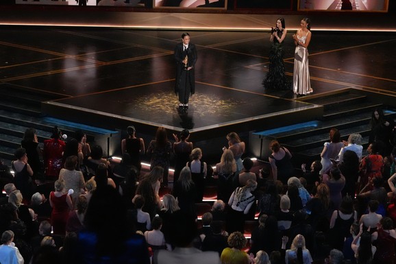 VIRALNA FOTOGRAFIJA KOJA JE RASKRINKALA OSKARE Iza glamura ostala gomila đubreta: "Snobovski licemeri" (FOTO)