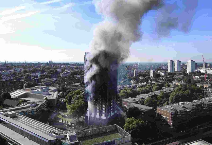 Co najmniej 30 osób zginęło w pożarze wieżowca Grenfell Tower w zachodnim Londynie w nocy z wtorku na środę. Z 78 rannych 24 pozostaje w szpitalach, w tym 12 jest w stanie krytycznym. Funkcjonariusze wciąż wydobywają z budynku ciała; ostrzegano, że może to potrwać nawet kilka tygodni.

Do walki z pożarem skierowano ok. 250 strażaków. W operacji ratunkowej uczestniczyło też ponad 100 osób, w tym ratownicy medyczni, lekarze specjaliści, lekarze z pogotowia lotniczego i dyspozytorzy w centrum zarządzania kryzysowego. Wcześniej szefowa londyńskiej straży pożarnej Dany Cotton podkreślała, że 'w ciągu 29 lat swojej pracy w straży pożarnej nie widziała niczego o tej skali', określając pożar mianem 'bezprecedensowego'.