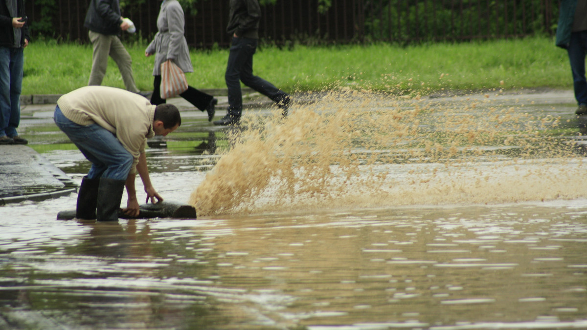 W związku z ostrzeżeniami IMGW dotyczącymi silnych opadów, a tym samym zagrożenia powodziowego, Rządowe Centrum Bezpieczeństwa przygotowało rekomendacje dla województw - poinformowała Izabella Laskowska z RCB.