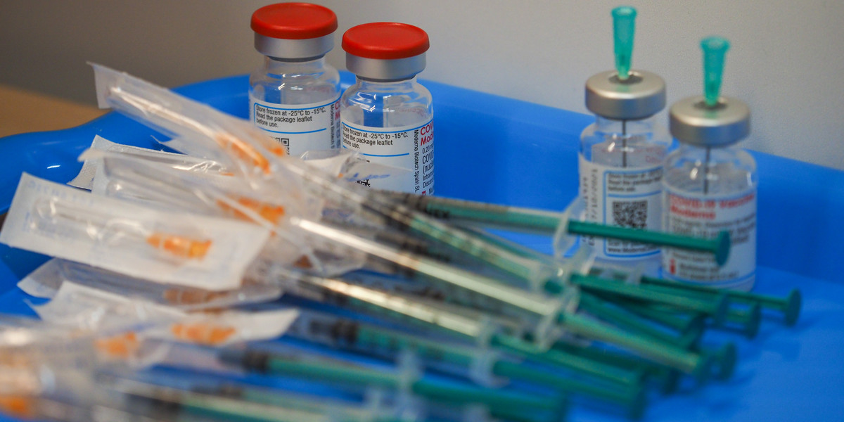 W Polsce zaleca się dwukrotne podawanie tej samej szczepionki i niemieszanie preparatów. 