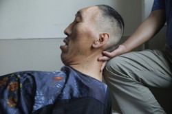 Gigant, koszykarz, magik i aktor. Lekarze próbują postawić go na nogi