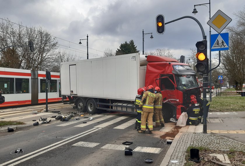 Zderzenie tramwaju z volvo na Dąbrowskiego w Łodzi