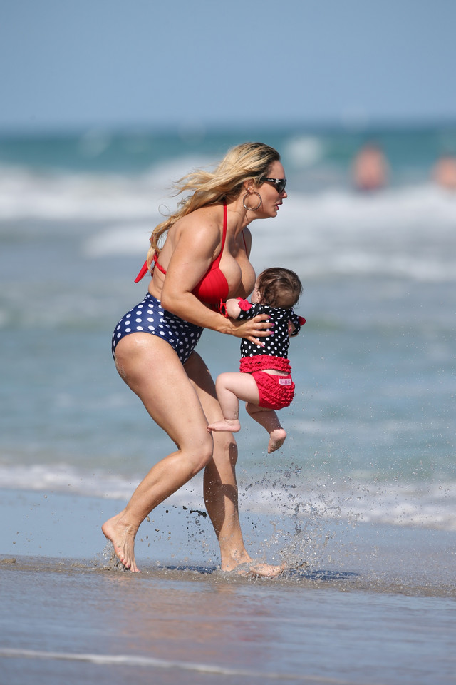 Coco Austin z córką na plaży. Jej piersi są większe niż arbuzy!
