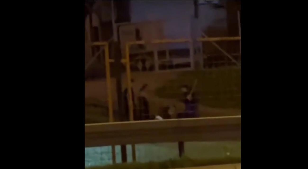 Das schreckliche Video einer Schlägerei in Belgrad zeigt, wie fünf Jugendliche einen Jungen zu Boden schlagen, während ein Mädchen vergeblich darum bittet, damit aufzuhören (VIDEO)