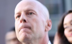 Bruce Willis cierpi na nieuleczalną chorobę, uszkadzającą mózg