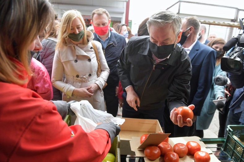 Kandydat Lewicy w wyborach prezydenckich podczas wizyty na miejskim targowisku w Łowiczu