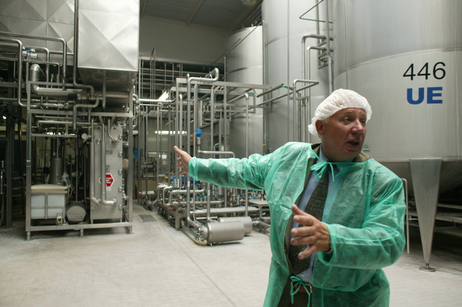 Zbigniew Komorowski w fabryce Bakomy w Elżbietowie w 2003 r. 