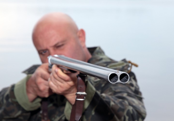 Odpowiedzialność za szkodę łowiecką spoczywa na zarządcy lub dzierżawcy obwodu łowieckiego (w praktyce na kole łowieckim), Skarbie Państwa (zarządzie województwa, dyrekcji parku narodowego lub nadzorze rezerwatu) lub Lasach Państwowych (nadleśnictwie).