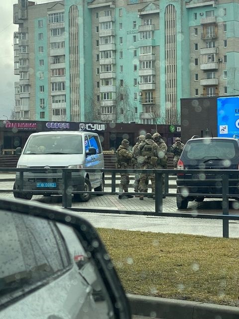 Na parkingu przed sklepem pojawili się żołnierze