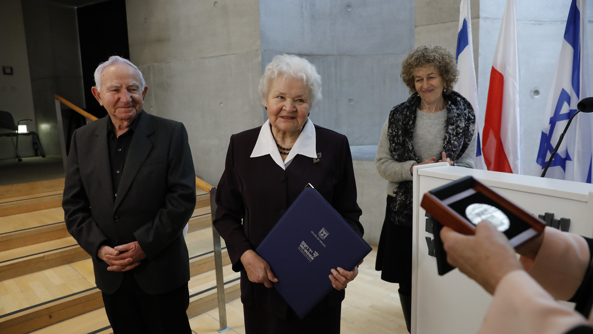 Izraelski instytut Yad Vashem uhonorował dziś pośmiertnie troje Polaków - Sabinę Perzynę, jej męża Jana Dziadosza i ich syna Aleksandra Dziadosza - jako Sprawiedliwych Wśród Narodów Świata. Honorowy medal odebrała córka Sabiny i Jana, Alicja Mularska.