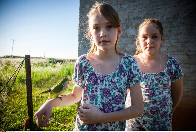 Svetle kosa i svetle oči tipične su za većinu blizanaca ovde, pa tako i za Katanu i Tahuanu 
