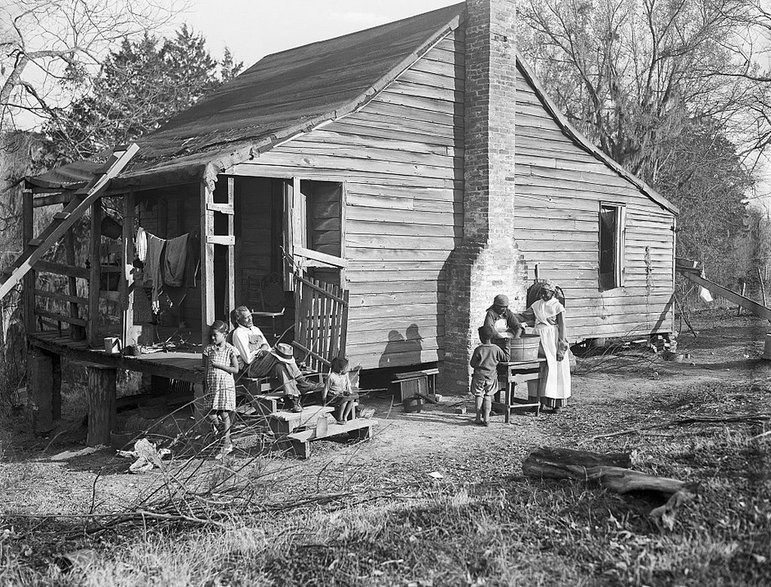 Rodzina, która mieszka w starej chacie należącej wcześniej do niewolników. Natchez, lata 30. XX w.