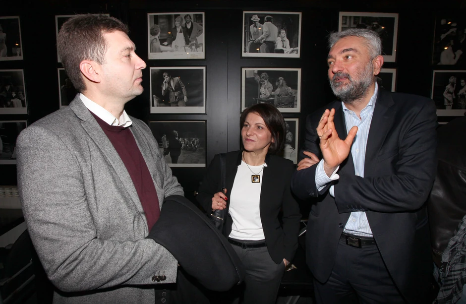 Dušan Petrović sa prijateljima u foajeu Zvezdara teatra