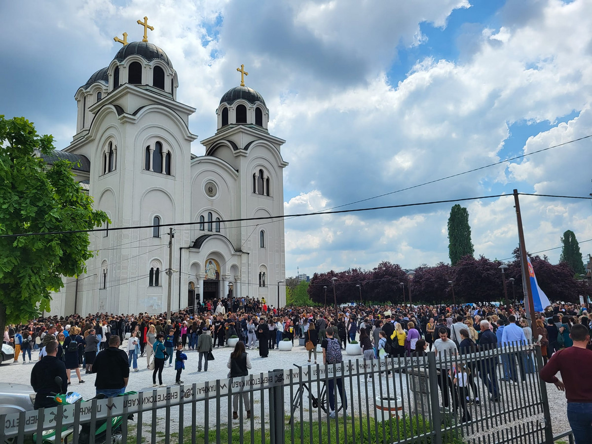 An der Gedenkfeier in Valjevo, wo viele Kinder krank waren, nahmen mehrere hundert Einwohner von Valjevo teil.