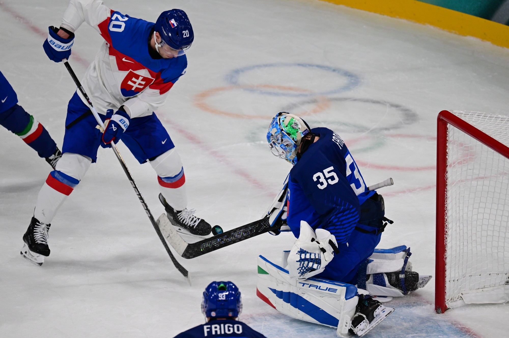 Zľava Juraj Slafkovský (Slovensko) a brankár Davide Fadani (Taliansko). 