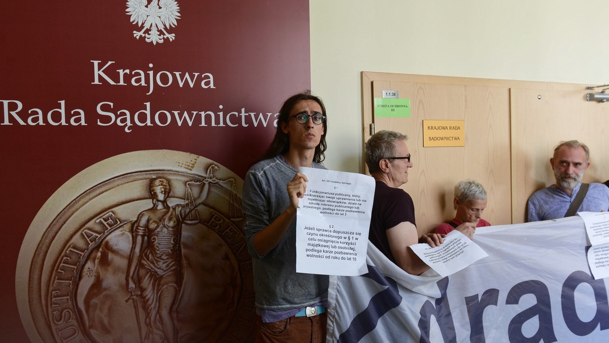 KRS rozpoczęła obrady, przed siedzibą Rady protest Obywateli RP