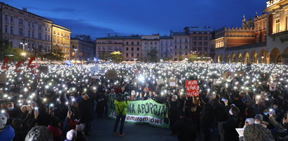 Kolejne marsze ku pamięci Izy. W Krakowie tłumy i przejmująca cisza w kulminacyjnym momencie. Zobaczcie nagrania, poruszają do głębi