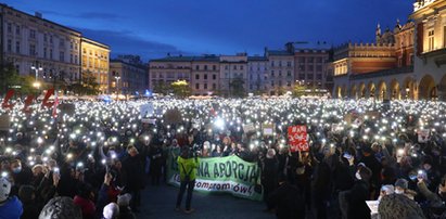 Kolejne marsze ku pamięci Izy. W Krakowie tłumy i przejmująca cisza w kulminacyjnym momencie. Zobaczcie nagrania, poruszają do głębi