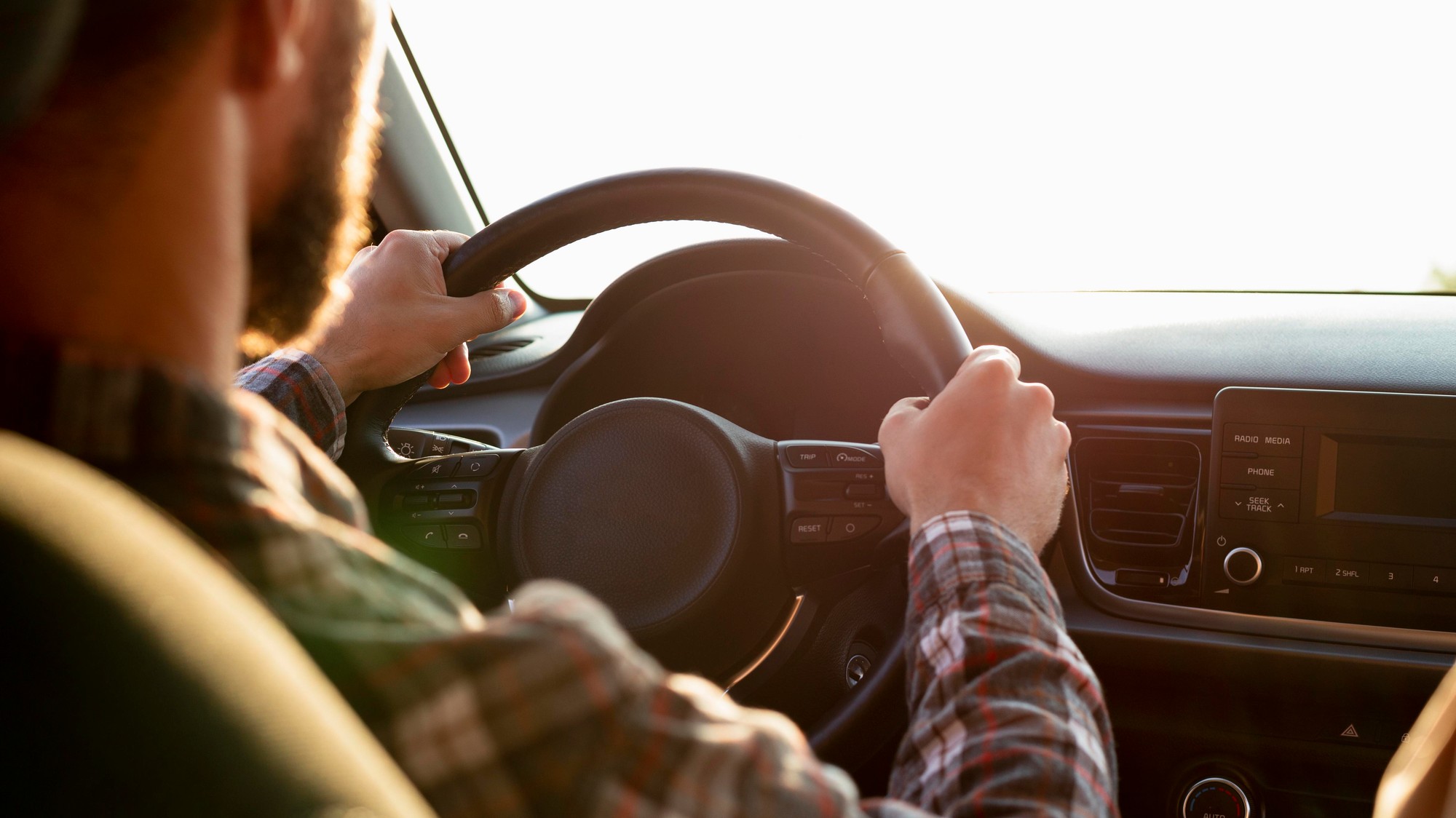 Jazda na nárazníku patrí medzi najnebezpečnejšie manévre na cestách. Pri 130 km/h auto prejde 36 metrov za sekundu. 