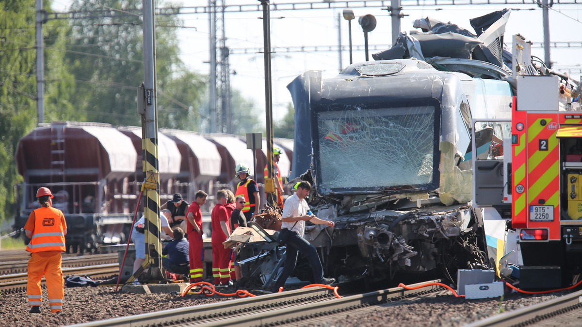 Polski kierowca tira, w który na przejeździe w pobliżu Studenki na wschodzie Czech uderzył w pędzący pociąg Pendolino, jest podejrzany o stworzenie zagrożenia dla bezpieczeństwa publicznego - poinformowała agencję CTK rzeczniczka policji Gabriela Holczakova.