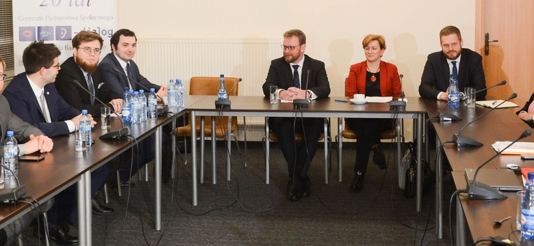 Szumowski: jest światełko w tunelu. Rezydenci: światełko dostrzegalne