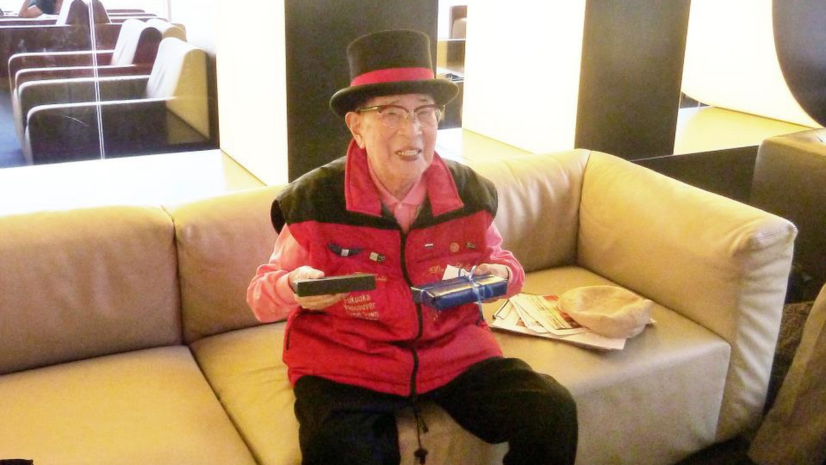 Wykładowca z Japonii, który w czwartek skończył 106 lat, został wpisany do Księgi rekordów Guinnessa jako najstarsza osoba podróżująca dookoła świata środkami transportu publicznego - poinformowała w piątek japońska agencja Kyodo.