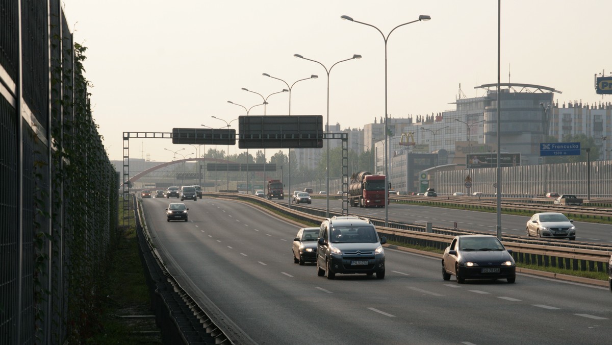 Dobra wiadomość kierowców jeżdżących trasą Warszawa – Białystok i mieszkańców Marek. Wojewoda mazowiecki właśnie zatwierdził projekt budowlany i zezwolił na realizację obwodnicy tego podwarszawskiego miasta. Ma rygor natychmiastowej wykonalności. Inwestorem jest GDDKiA.