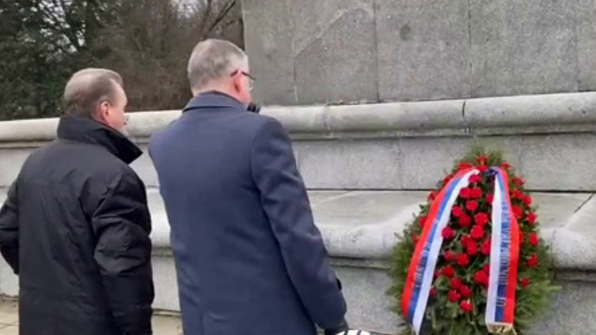Rosyjski ambasador złożył wieniec pod pomnikiem w Warszawie