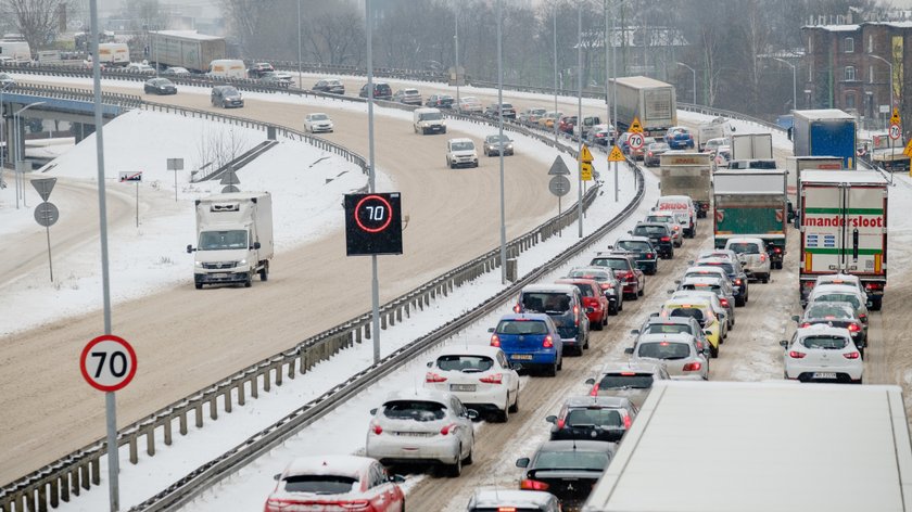 Pogodowy armagedon w całej Polsce! Zima znów zaskoczyła drogowców...