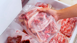 Jak bezpiecznie rozmrozić mięso? Są tylko trzy dobre sposoby