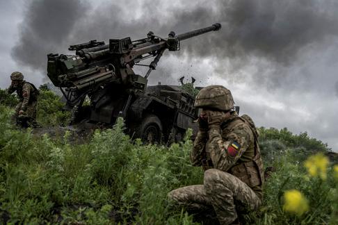 Ukraińscy żołnierze strzelają z samobieżnej haubicy Caesar w kierunku rosyjskich żołnierzy w pobliżu miasta Awdijiwka w obwodzie donieckim, 31 maja 2023 r.