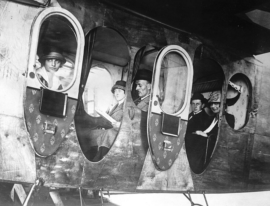 Przed II wojną światową podróże lotnicze były domeną elity i wydarzeniami o wyjątkowej randze. Na zdj. przygotowania do pierwszego rejsu na trasie Berlin-Londyn w 1923 r. 