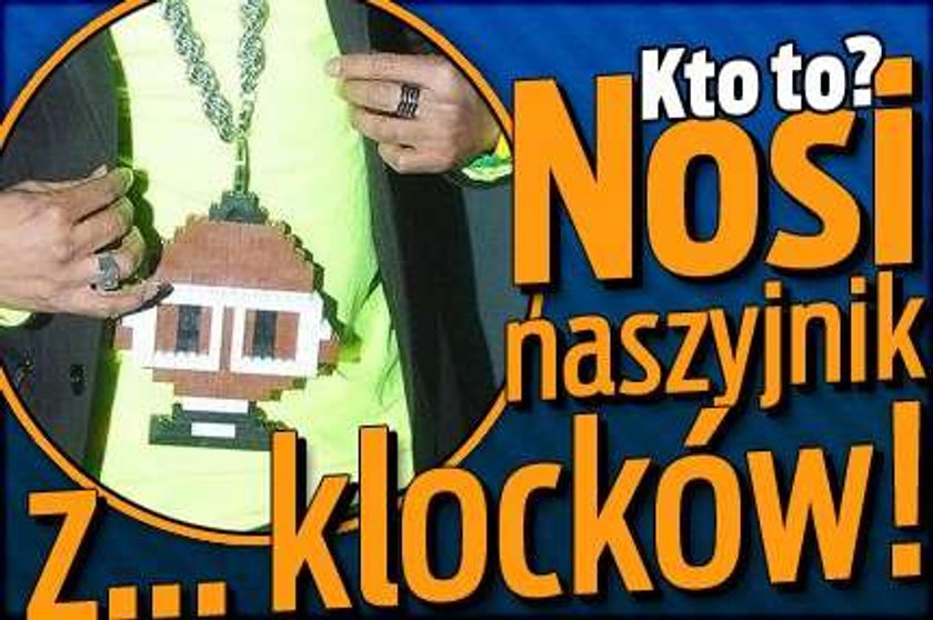 Nosi naszyjnik z... klocków! Kto to?