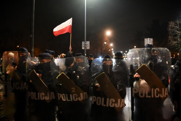 Szef MSWiA na sejmowej komisji: Pandemia jest powodem działań policji na protestach, nie poglądy