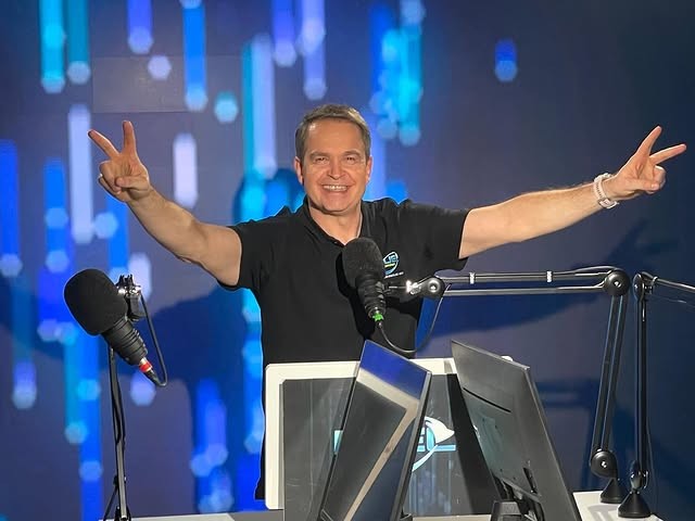 Moderátor Gregor Mareš. 